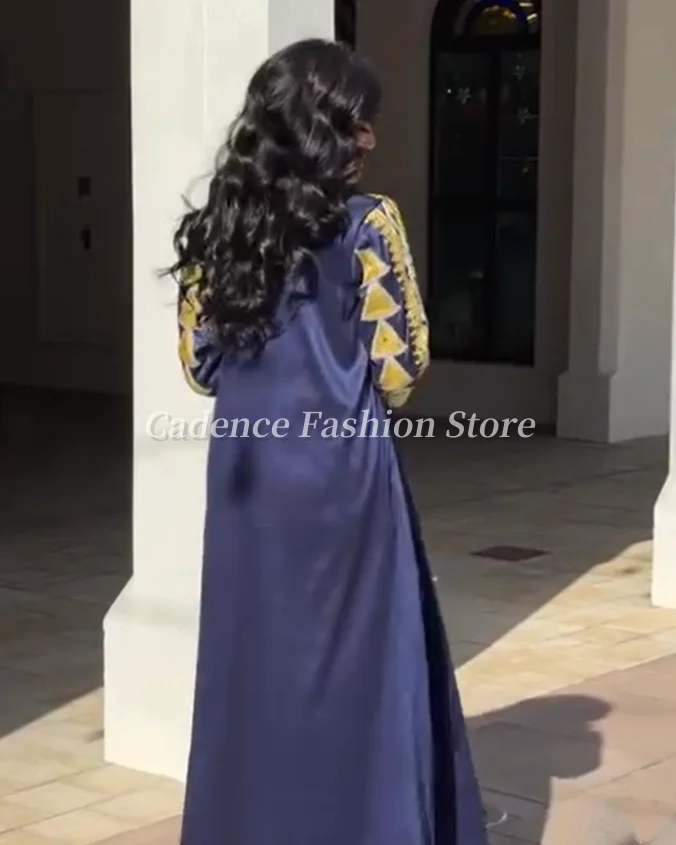 Maßgeschneiderte traditionelle königsblaue Damenkleider, arabische Ballkleider, luxuriöse Spitzenapplikationen, Dubai-Abend, formelle Bankettkleider