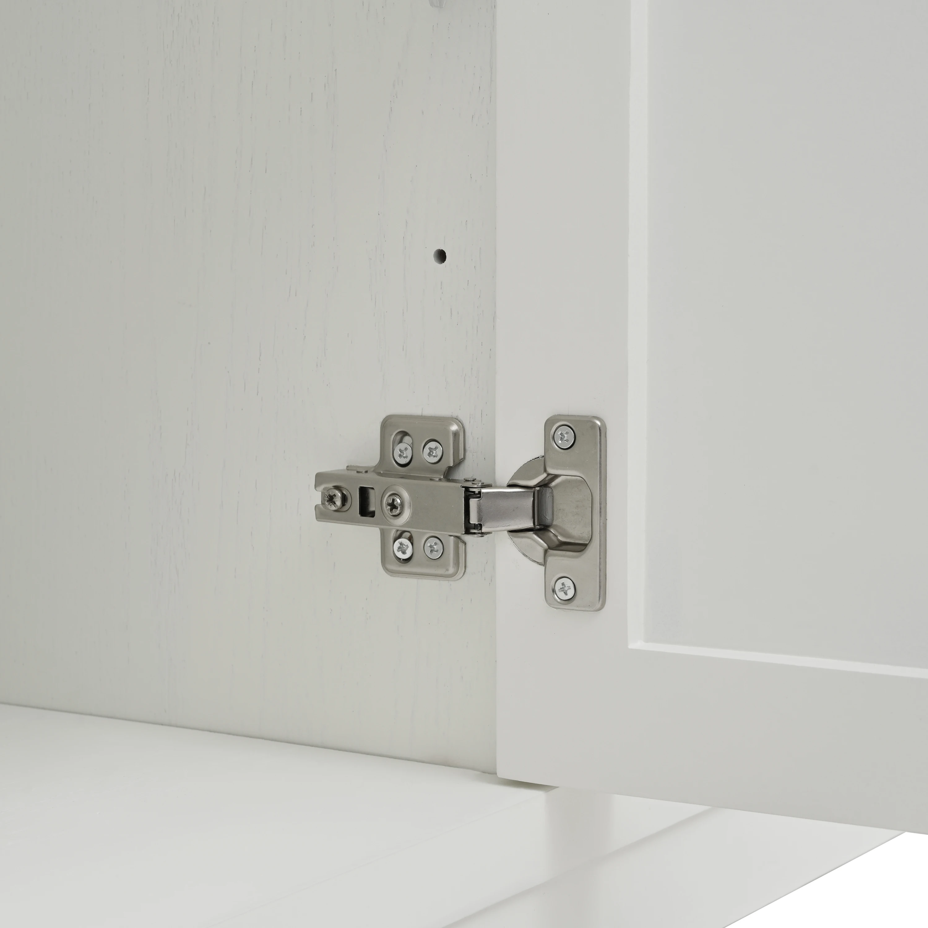 تتميز خزانة جانبية أنيقة بأبواب متموجة ومتطورة مع تصميم أخدود مقوس في تصميم أنيق بأربعة أبواب، قابل للتعديل