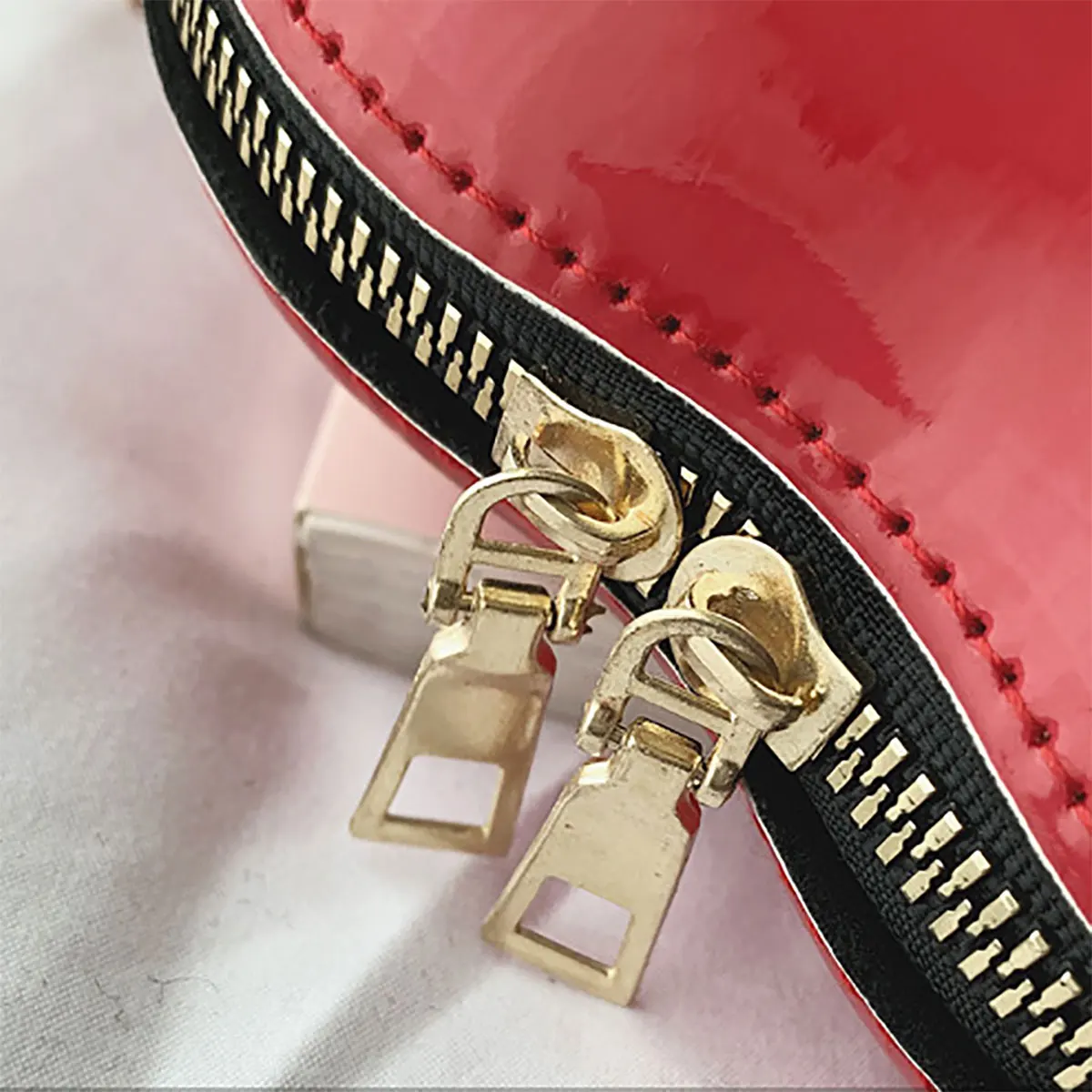 1pc Niche Red Lip Shaped Chain Bag, Novelty Mini Shoulder Bag, Women\'s Stylish Zipper Bag