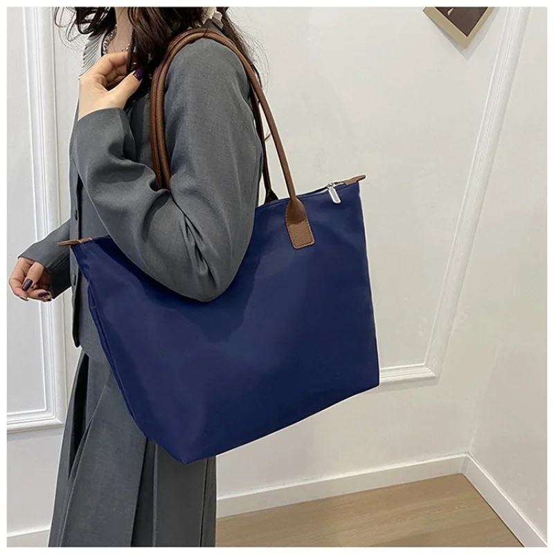 حقيبة ساعي البريد النسائية الأنيقة المصنوعة من الجلد المطبوع بالقمر أوروغواي كاجوال عتيقة ومظهر يومي ناعم وواسع #2