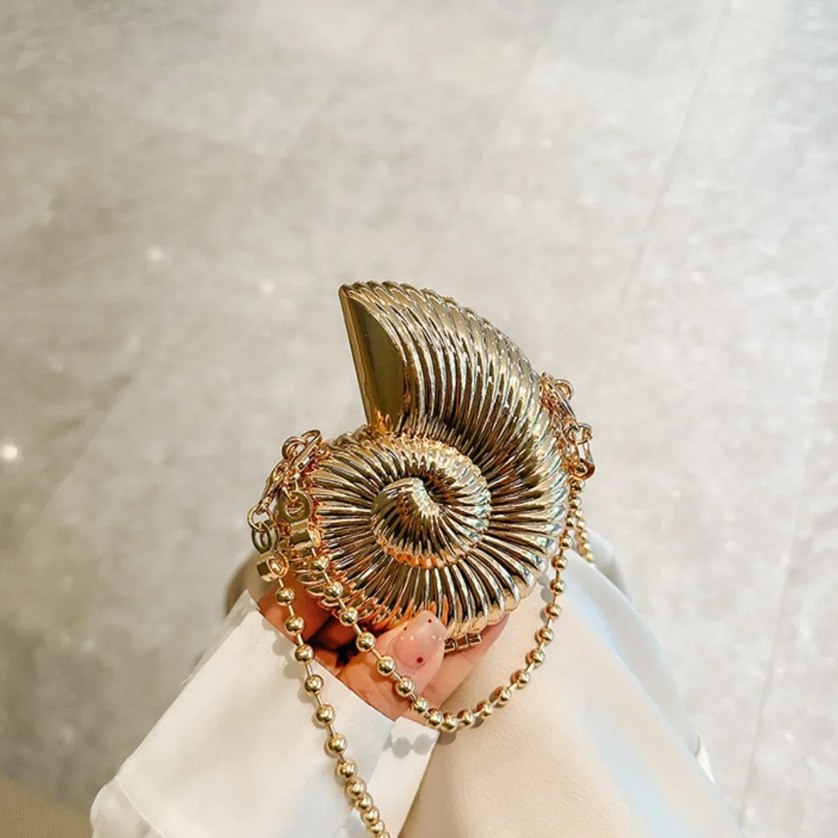 

Ladies' fashionable alloy handbag conch shaped handbag banquet bag highquality metal chain shoulder crossbody bag party handbag