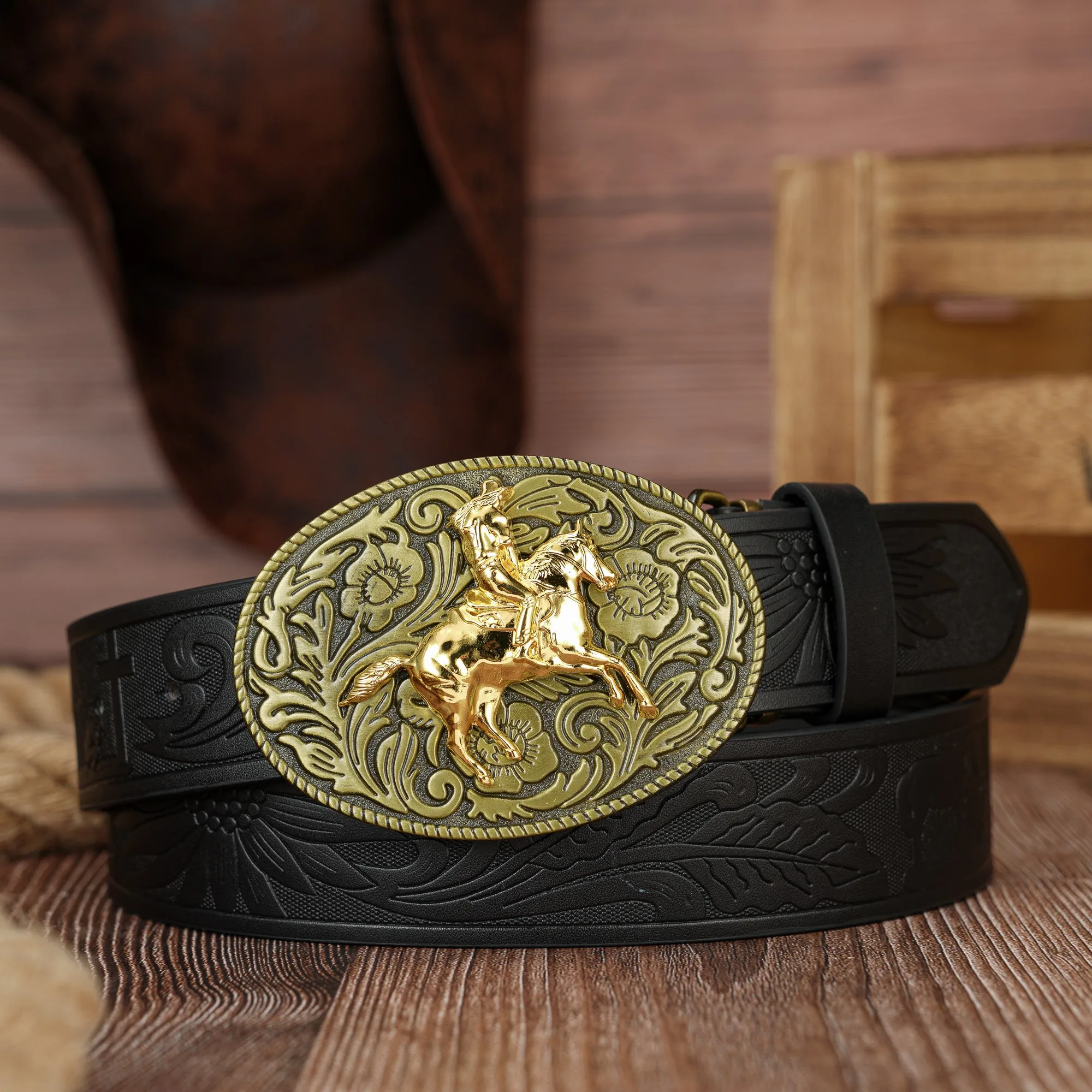 هذا الحزام المزخرف من البولي يوريثان القديم والفريد مع إبزيم سفلي بنمط رأس الثور ومناسب لكل من الرجال والنساء