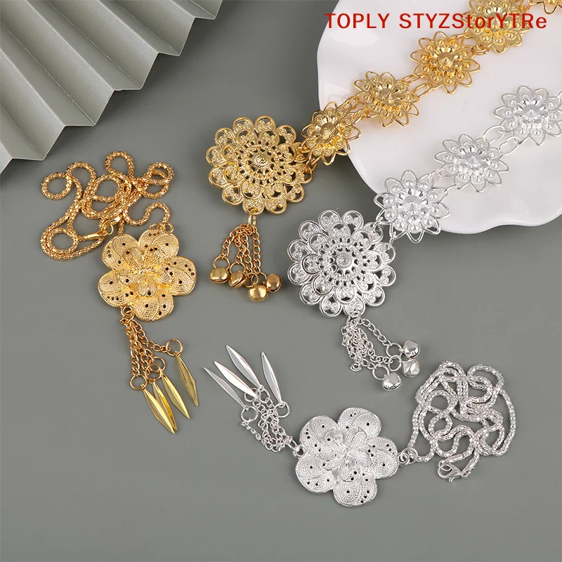 

Классический аксессуар для саронга: золотистый пояс с винтажной пряжкой с украшениями.