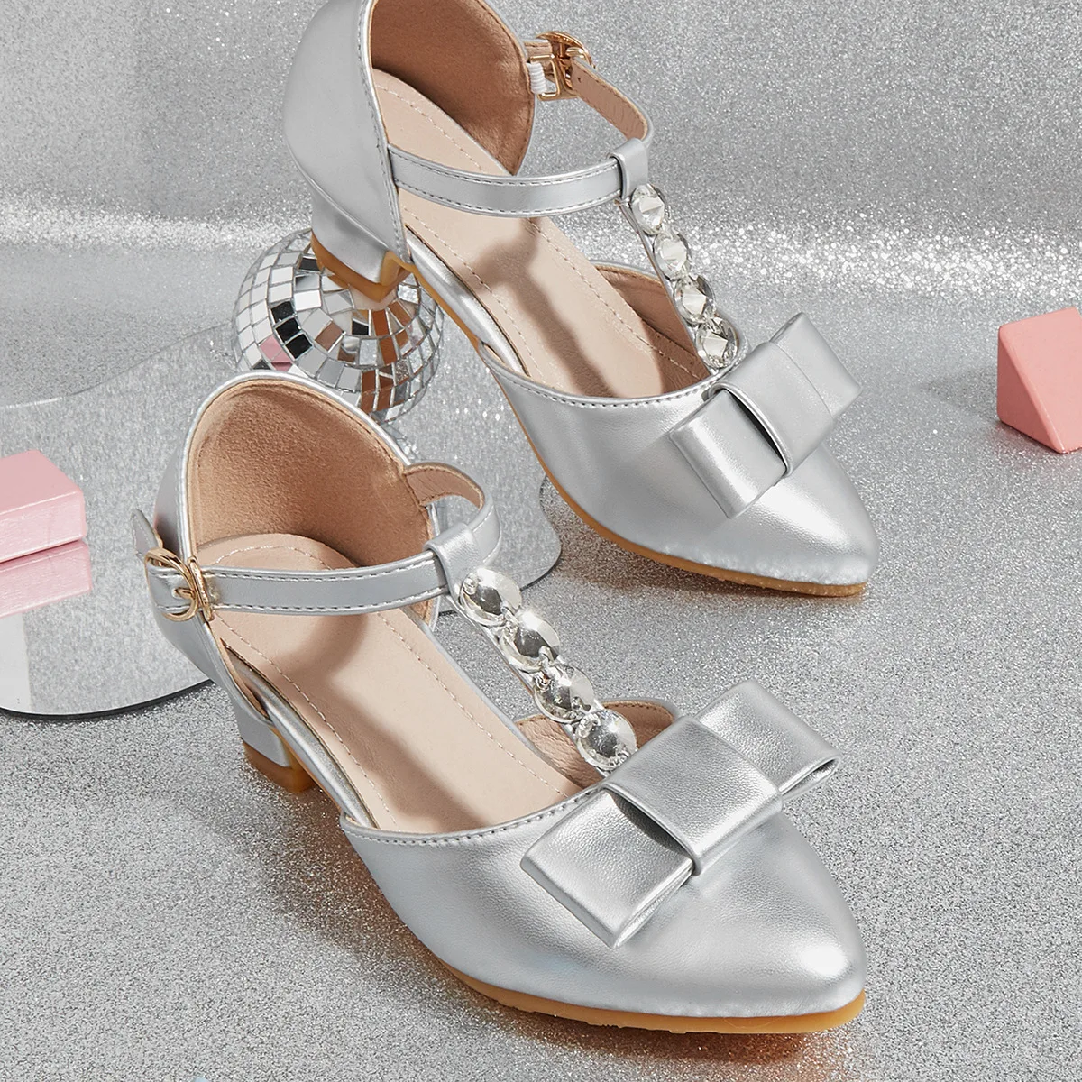

Туфли из латинской кожи с Т-образным ремешком и бантом для девочек, детские нескользящие танцевальные туфли на высоком каблуке, мягкие удобные полые сандалии с острым носком