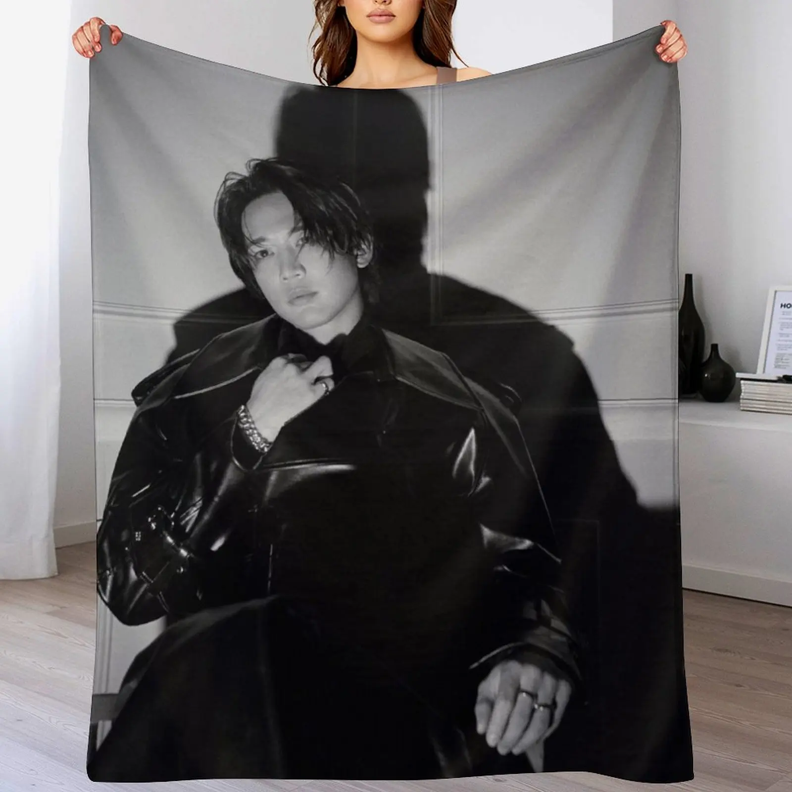 

Minho Chase Black and White Sitting Throw Blanket Shaggy Vintage Multi-Purpose Bed linens Blankets