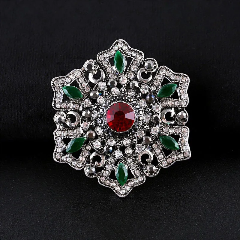 Retro Court Style Luxury Brooches for Women Vintage Metal Crystal Hollow Badge Pin Men Women Suit Coat Corsage Accessory