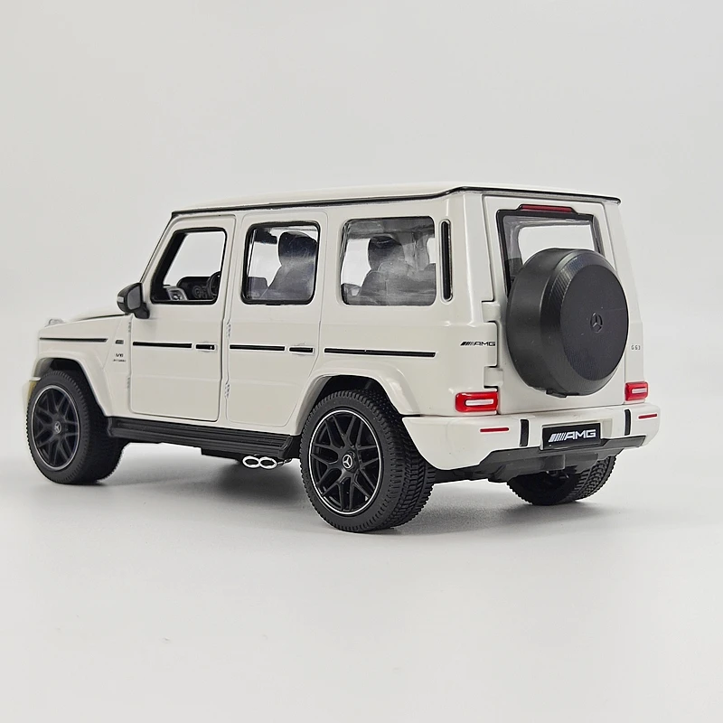 

rastar 1:24 simulation Mercedes Benz G63 alloy car model, doors and engine hood, trunk can be opened has sound and lighting