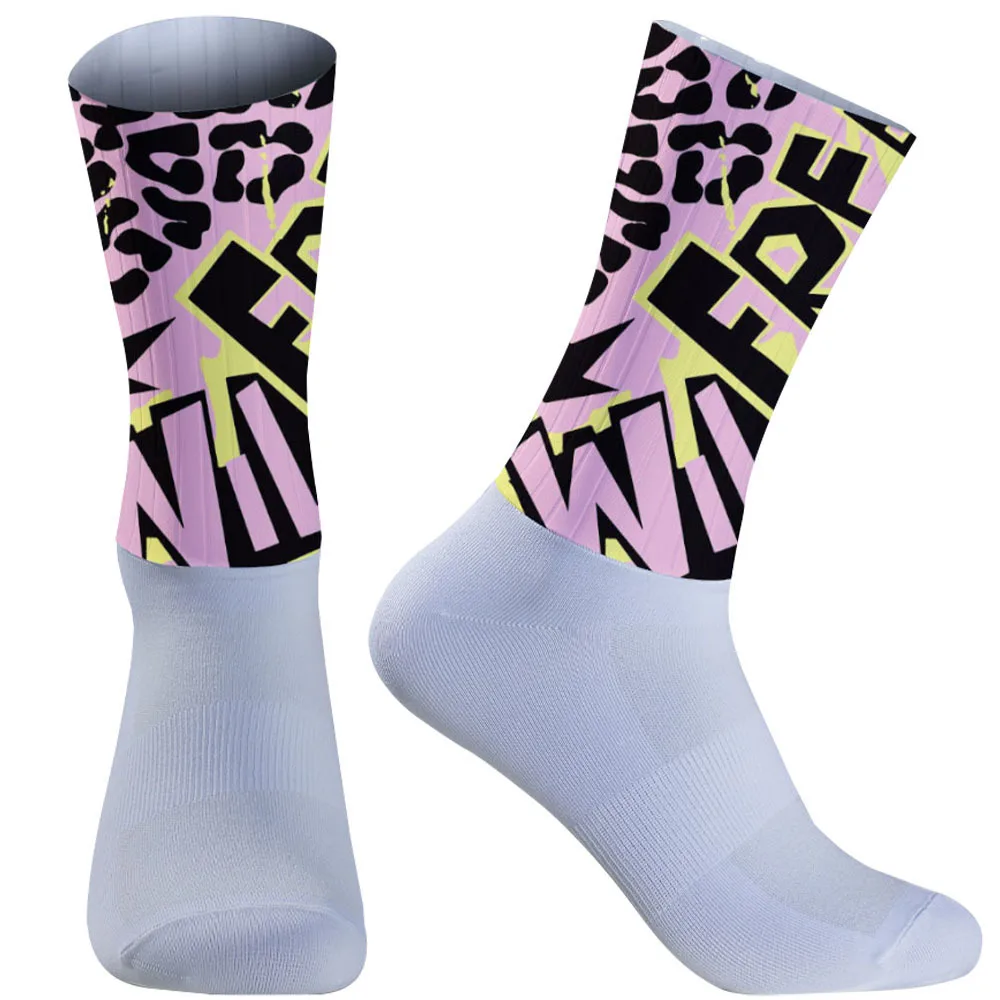 

2025 Новые антибактериальные и устойчивые к запаху спортивные носки, высокая эластичность, дышащие и не душные ноги, подходят для всех сезонов!