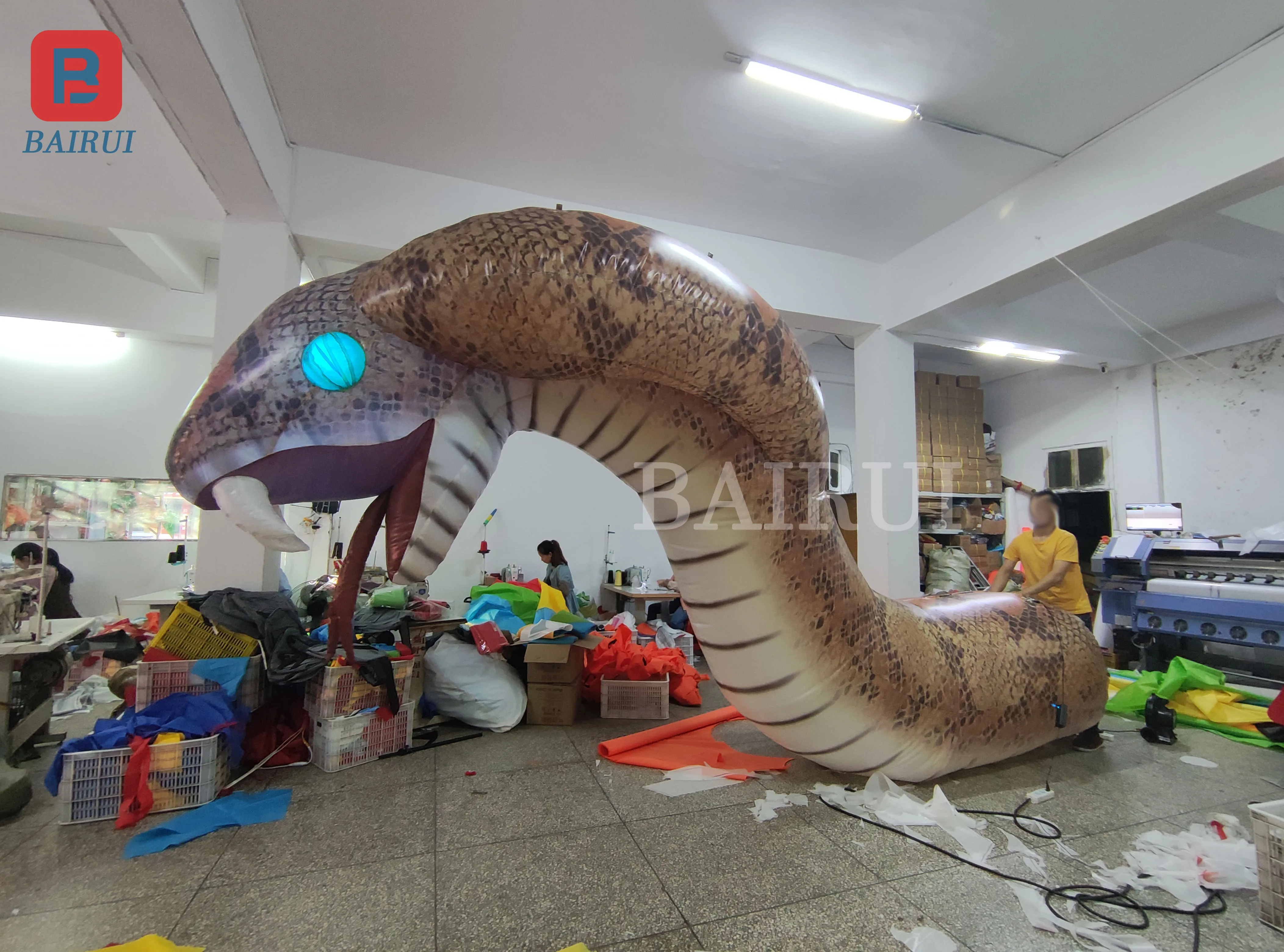 Giant inflatable cobra model eerie atmosphere animal model bar Halloween holiday decorations props