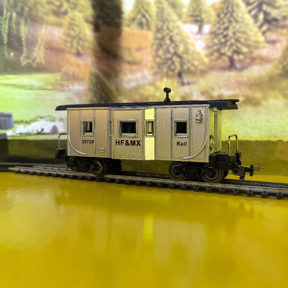 รถไฟของเล่น HO Type 1:87 แบบรถหัวลาก ตัวถังโลหะ ล้อโลหะ พร้อมหัวเกี่ยวแบบยุโรป ของเล่นรถไฟจำลอง ตกแต่งโต๊ะทำงาน ของเล่นเด็กผู้ชาย ของขวัญ