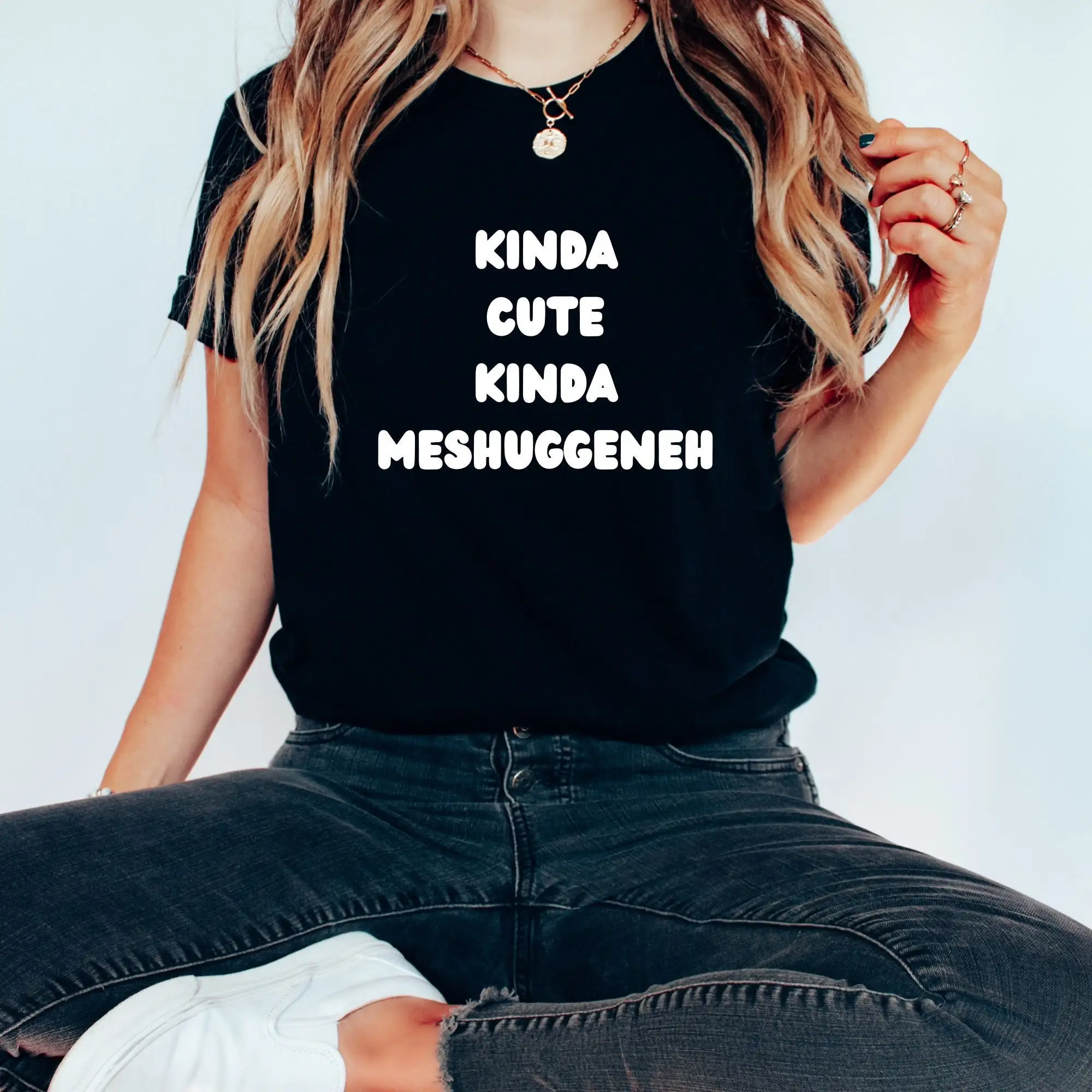 Еврейская фраза Kinda Cute Meshuggenah Забавный юмор Джерси Футболка Еврейская фраза Kinda Cute Meshuggenah Забавный юмор Джерси Футболка