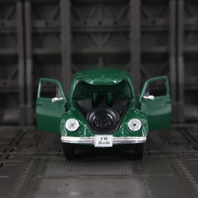 

Модель автомобиля Volkswagen Beetle от Maisto в масштабе 1:24, из сплава, с открывающимися дверями, богатой детализацией, тонкой отделкой, хорошим качеством.