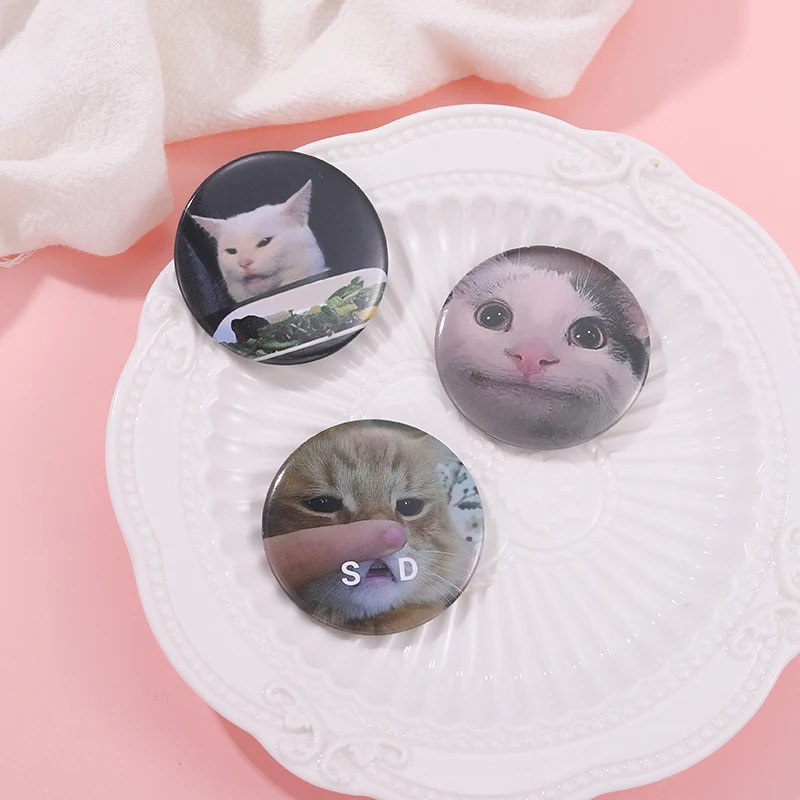 Broche en fer-blanc de 44mm, broche personnalisée, Anime, chat drôle, Badge de collier, bijoux cadeau pour amis