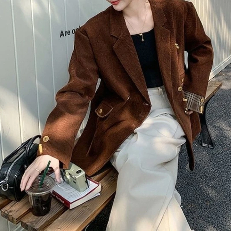 เสื้อเบลเซอร์ผ้าลูกฟูกสีน้ำตาลสำหรับผู้หญิง คอลเลคชั่นใหม่ ฤดูใบไม้ผลิ 2026 สไตล์เรโทรลำลอง เสื้อสูทตัวเล็ก