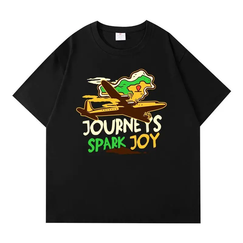 

Черная футболка Journeys Spark Joy, коричневый самолет с красочным облачным принтом, зеленый, желтый текст, унисекс, хлопок, в стиле путешествий
