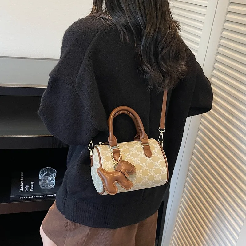 Сумка в геометрической рамке в стиле ар-деко с замысловатым гравированным замком. Эффектная деталь для изысканных вечеров и культурных прогулок.