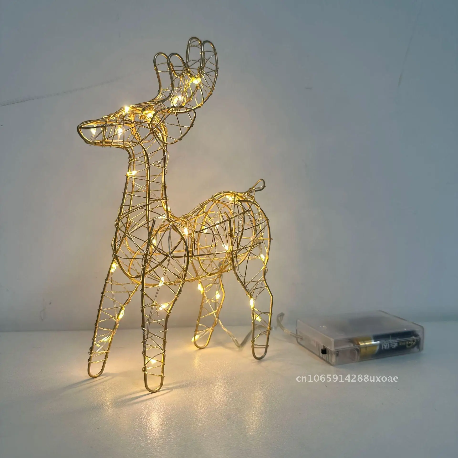 Cerf de noël en fer lumineux, ornement lumineux, vitrine de centre commercial, décoration d'ambiance de noël