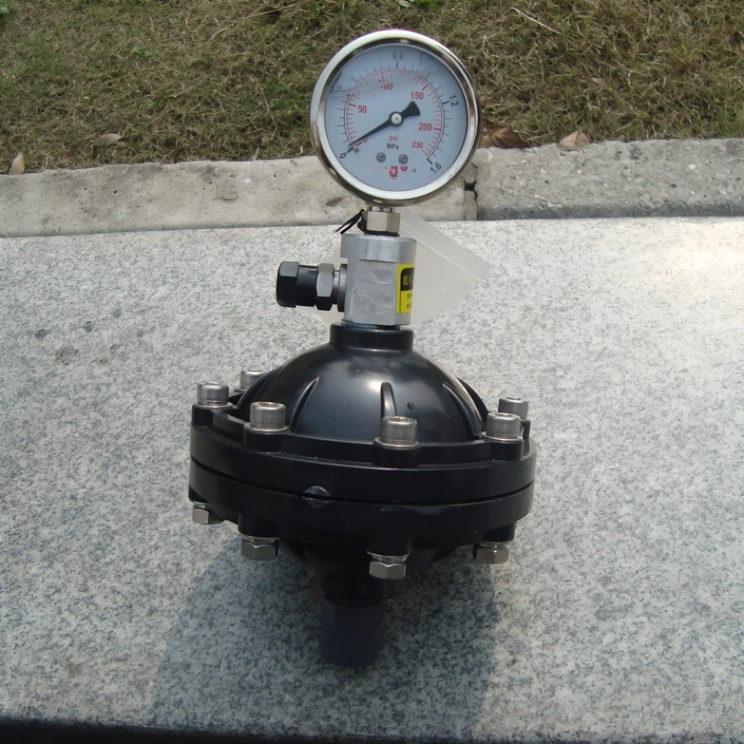 UPVC Diaphragm Pulse Damper with Pressure Gauge, Liquid Water Buffer