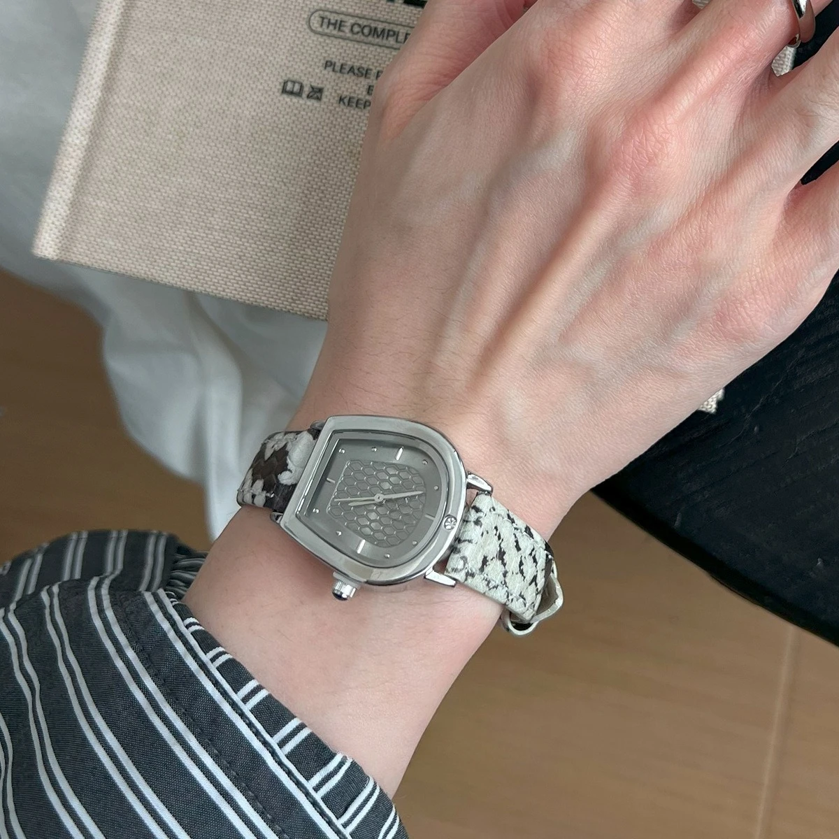 ساعة نسائية بنمط الأفعى الأبيض بتصميم حزام من الجلد بمزاج عصري ومزاج عالي الإحساس #4