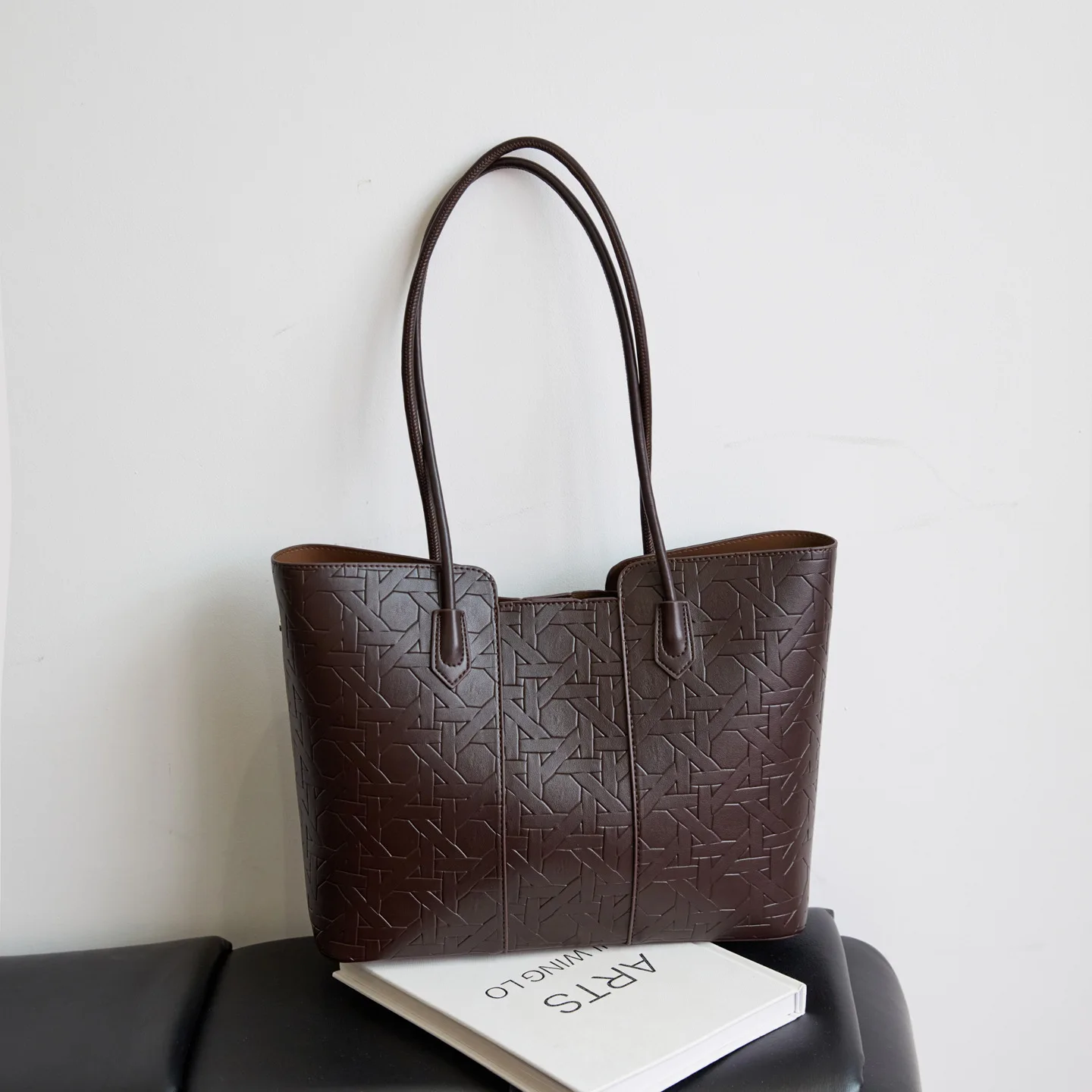 

2026 New Simple and Large-capacity Commuting Shoulder Handbag Temperament Versatile Daily Senior Sense Fashionable Tote Bag