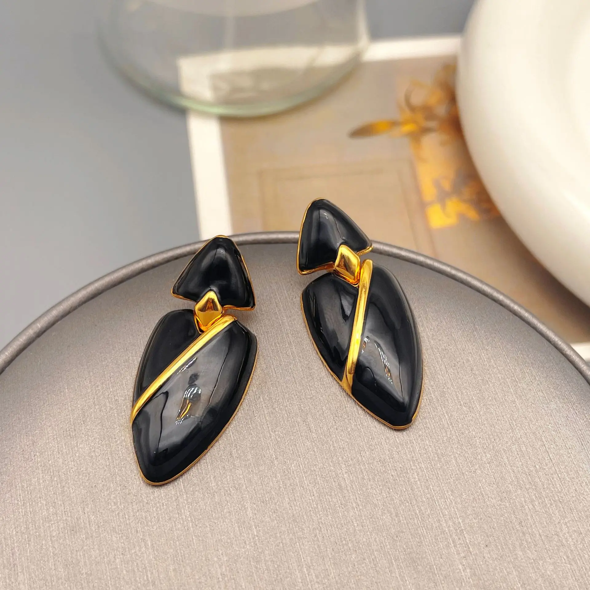 

European and American retro geometric black enamel glaze medieval earrings