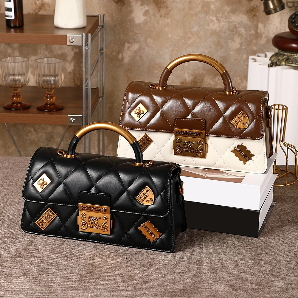 

Элегантная женская сумка класса люкс 2026 года: новая, модная, универсальная, на каждый день, с бриллиантовой решеткой и значком.