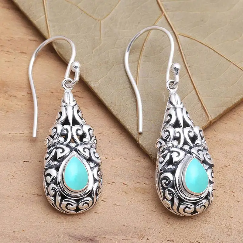 Huitan Simulierte Türkis Stein Frauen Tropfen Ohrringe Anti Silber Farbe Vintage-Schmuck Party Täglichen Gravieren Design Phantasie Schmuck
