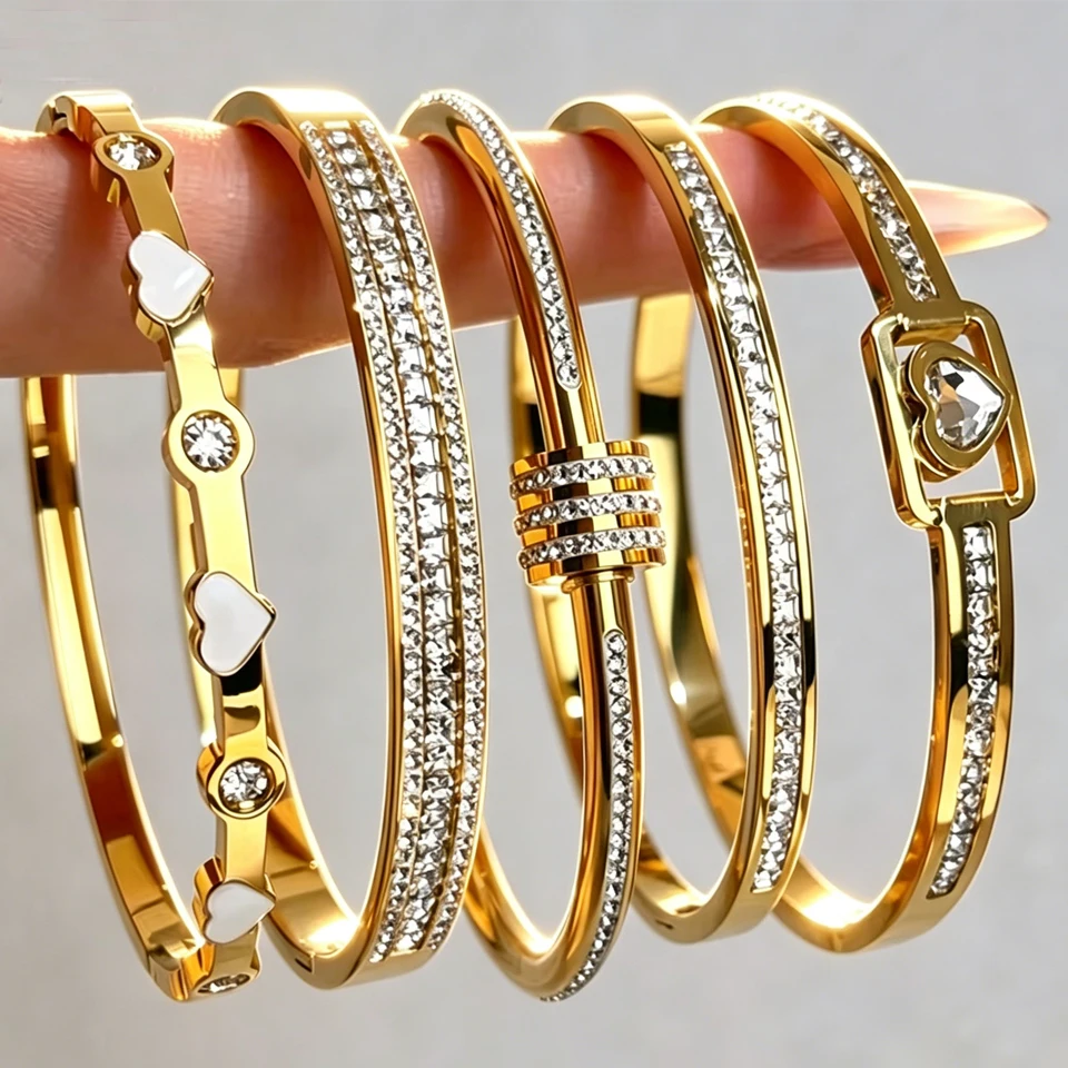 ZAKOL 5/1 Stück goldfarbene Armbänder aus Edelstahl mit eingelegtem Zirkon-Herzanhänger für Damen, wasserdichte Armreifen, Schmuck, Geschenk