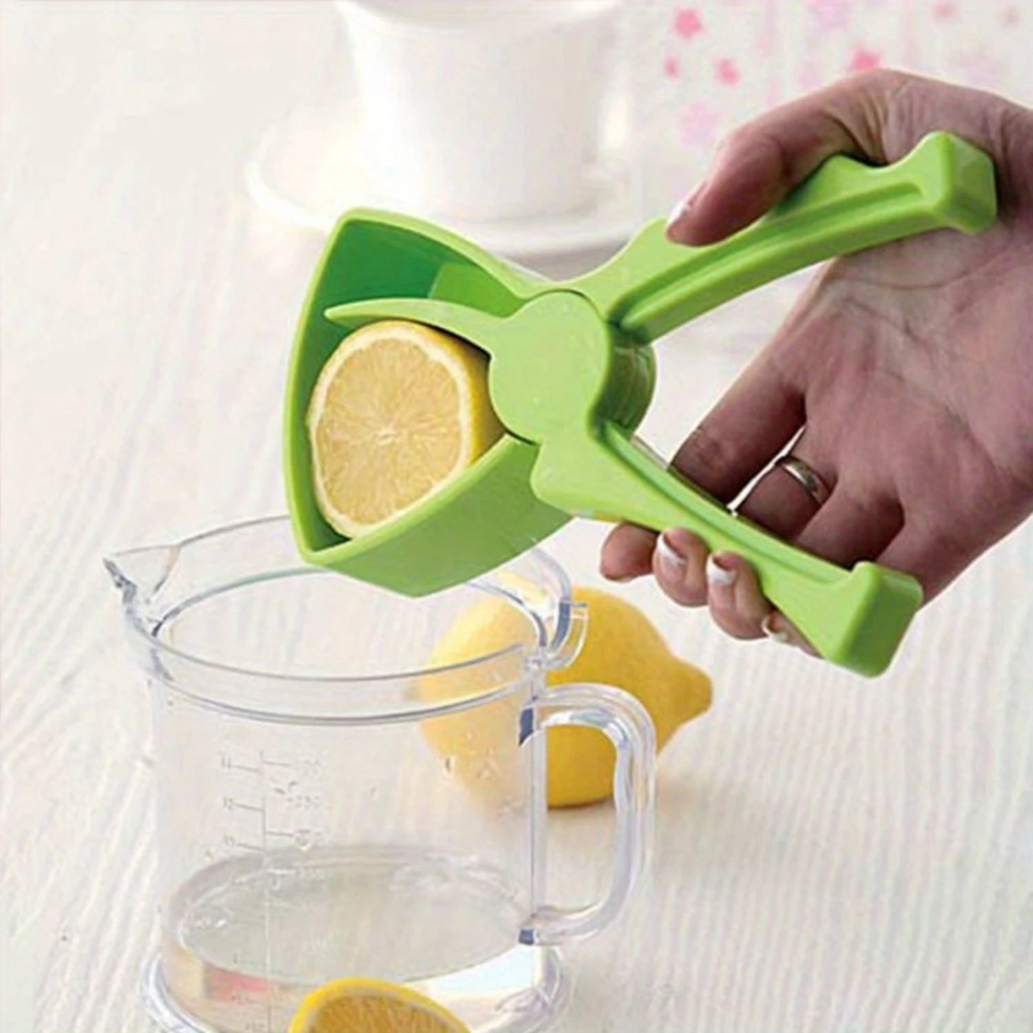 

Multi- Manual Citrus Juicer - Durable Plastic Handheld Lemon Lime Squeezer with Integrated Strainer - Gadget for Fresh Juice