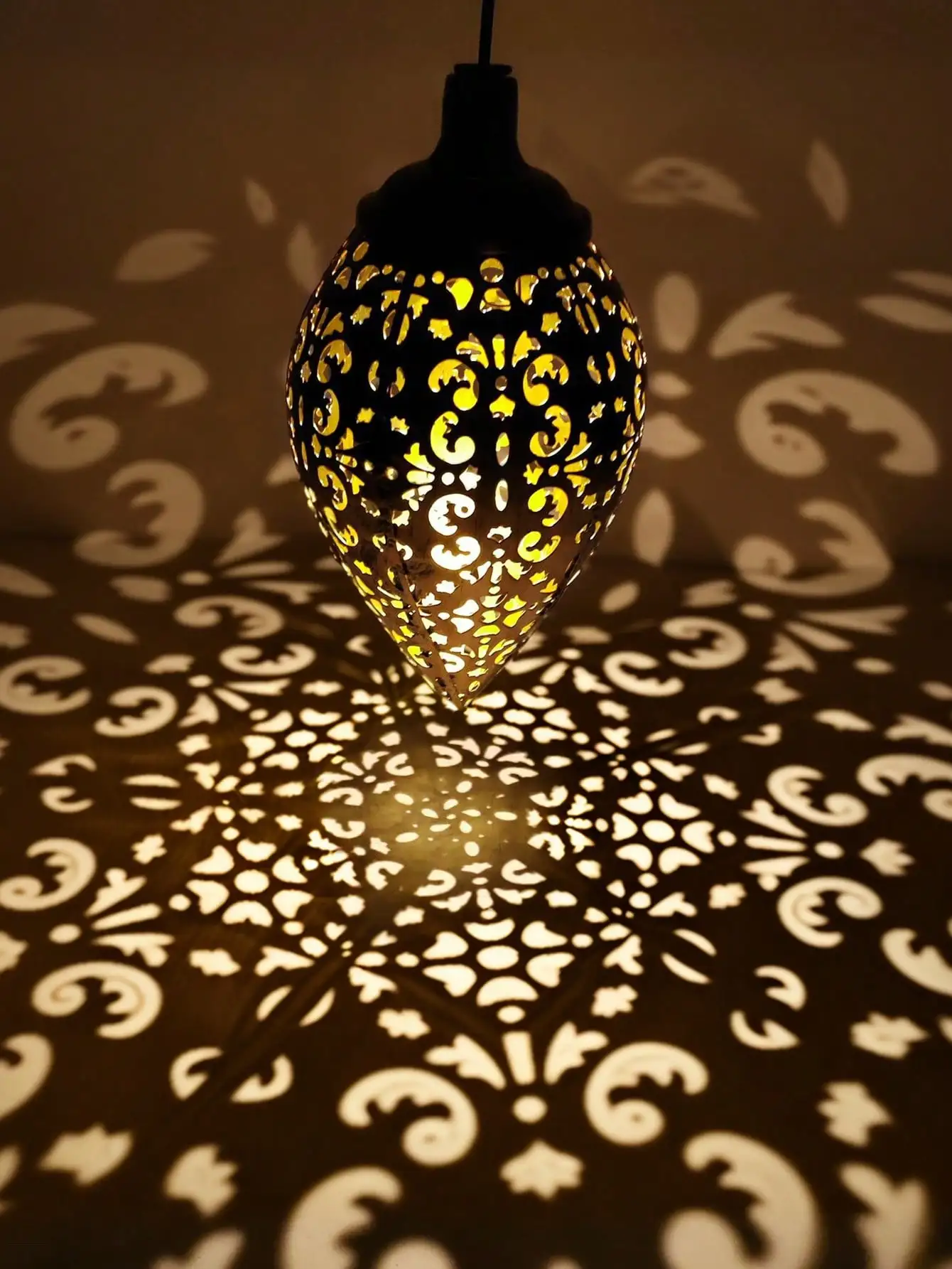 قطعة واحدة من ضوء الإسقاط المجوف بالطاقة الشمسية، مصباح معلق تلقائي/إيقاف لتزيين الحديقة والمسار