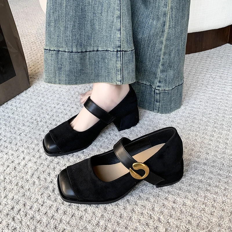 2025 جديد مريح وغير رسمي المرأة المخملية الجديدة بلازا تو جامعة نمط مضخة عادية موضة مشبك خفيف أحذية عالية الكعب