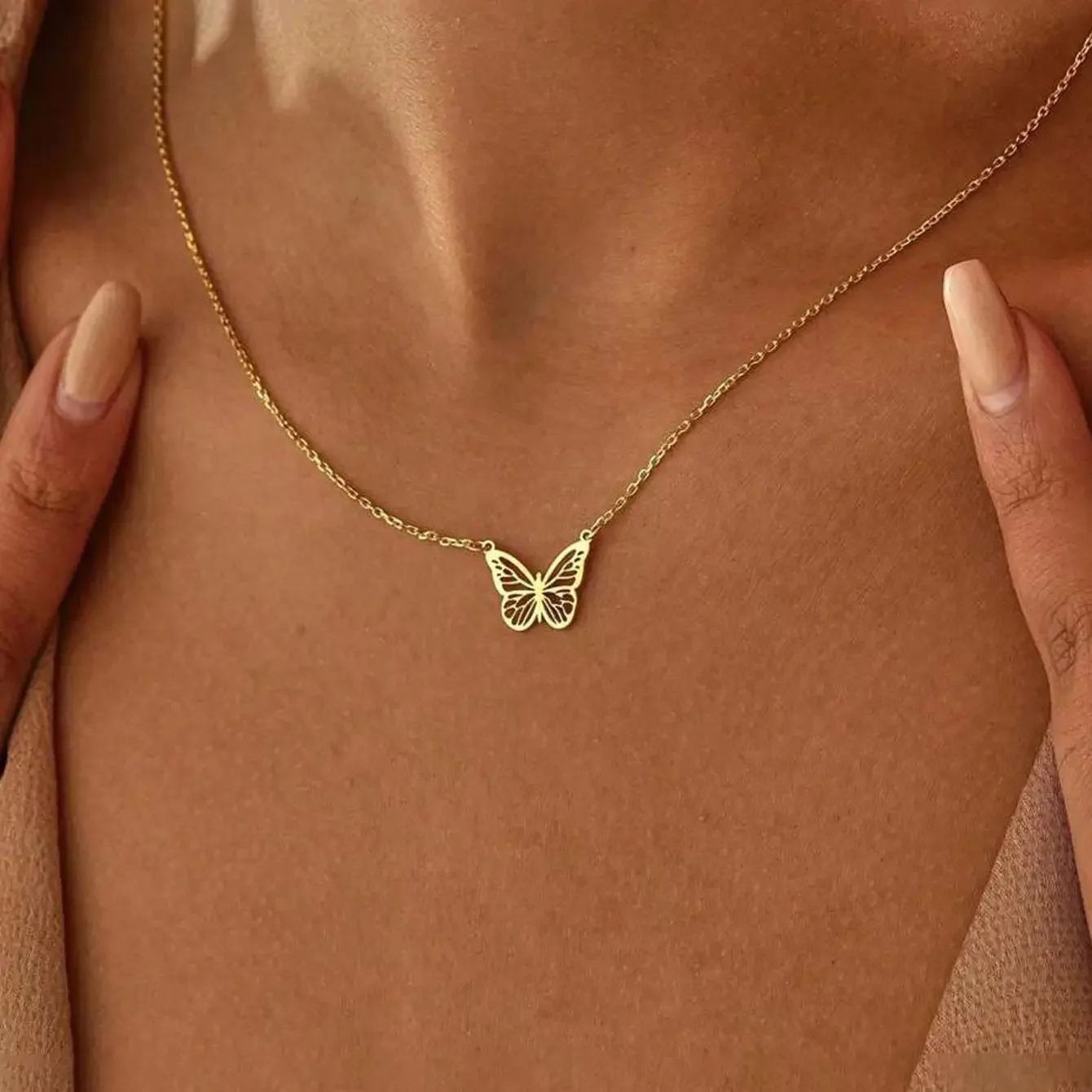 A Minimalist Hollow Butterfly Pendant, a Stylish Necklace for Women, Featuring a Unique Short Clavicle Chain That Embodies Light Luxury, Making It a Perfect Gift