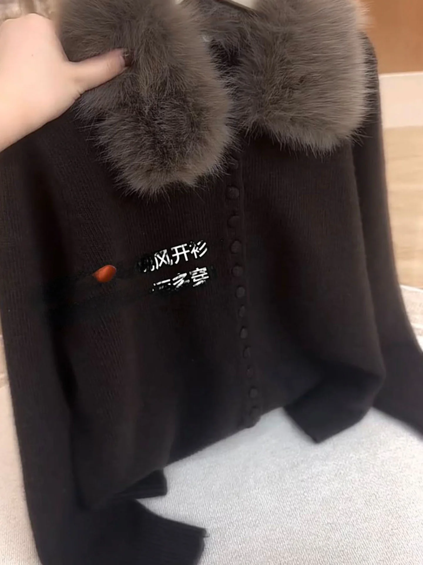 

Утепленный вязаный кардиган женский зимний модный комплект с уникальным красивым съемным меховым воротником, повседневный стиль, китайское производство