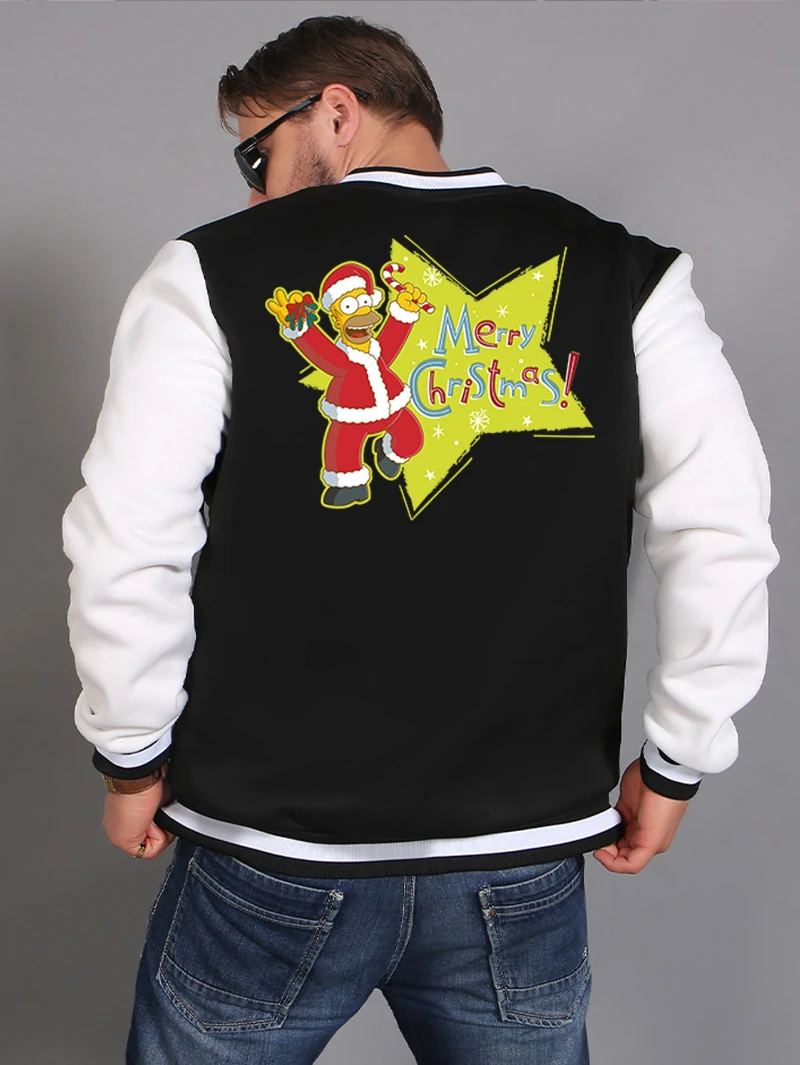 تتميز سترات البيسبول الرجالية من The Simpsons بأنماط مطبوعة بطابع عيد الميلاد و"عيد ميلاد سعيد!" سترة البيسبول للرجال