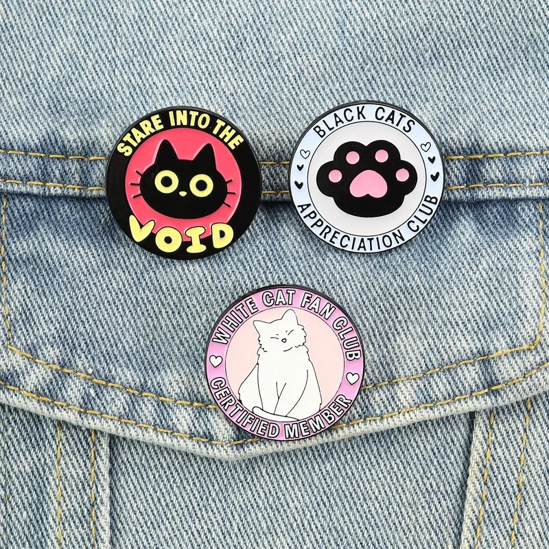 Schwarz-weiße Emaille-Anstecknadeln mit Katzenmotiv, Pfoten-Broschen, Abzeichen, niedlicher Tier-Cartoon-Schmuck, Geschenk für Kinder und Freunde