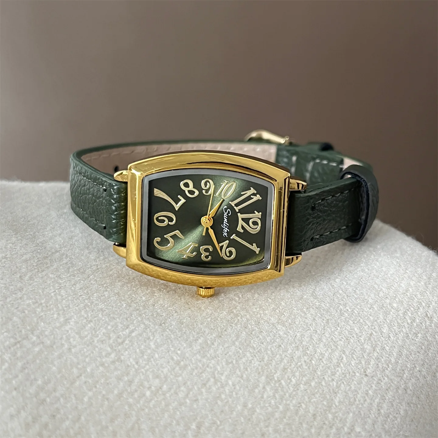 

Fashionable quartz watch brand, digital tonneau-shaped retro women's watch, elegant and sophisticated women's collection.