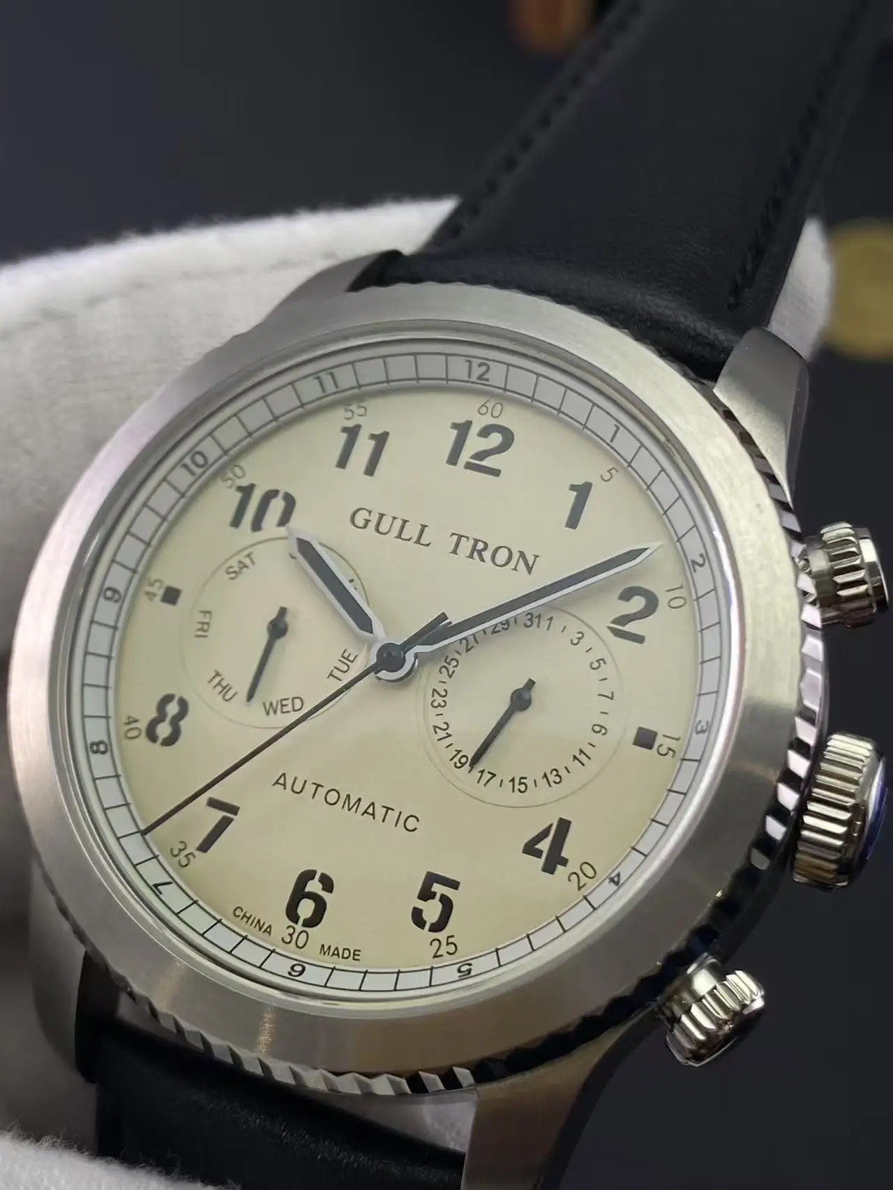 

Seagull movemenRetrocreamdialluminous divingstyleautomaticmultifunctionalmen's watchcalendarday of the weekrotating circle desig