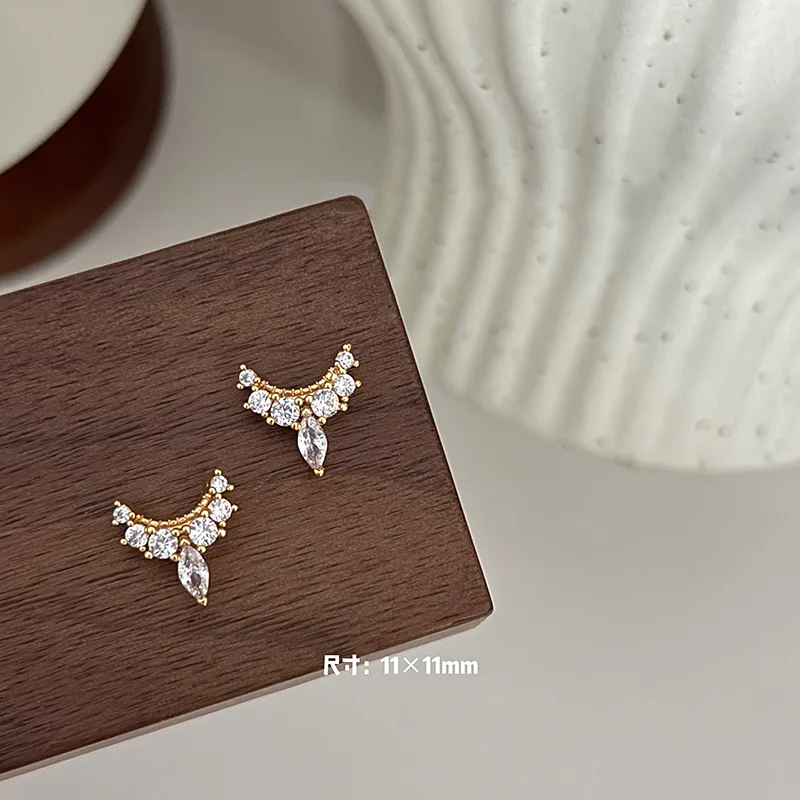 5 Stück vergoldete Kupfer-Zirkon-Nagelanhänger – Nagelkunst-Dekoration im französischen Stil mit glitzerndem Kristallrand, luxuriöser Nagelschmuck – Detail 15