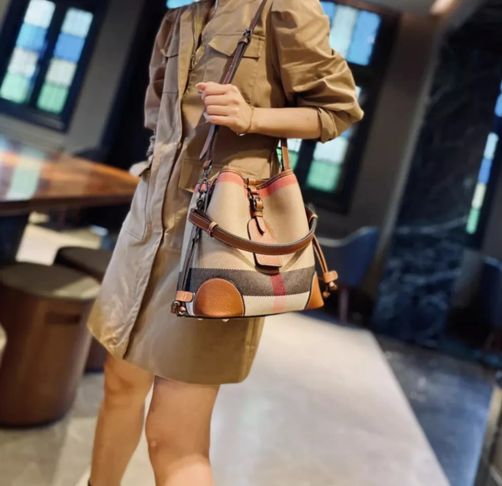 2026 ​ ​ กระเป๋าถือทรงถังสำหรับผู้หญิงสุดหรู รุ่นใหม่ ความจุเยอะ สะพายไหล่หรือสะพายข้างได้ ดีไซน์อเนกประสงค์ สวยเก๋ คลาสสิก ลายตาราง ​ ​