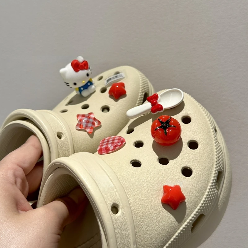 MINISO الحلو وبارد مرحبا كيتي مجموعة DIY بها بنفسك الأحذية السحر الطماطم الأحمر إكسسوارات الحديقة مشبك صالح قباقيب الصنادل تزيين هدايا الحفلات #5