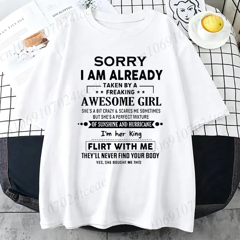 Tut mir leid, ich bin bereits verheiratet mit einem verdammt tollen Kerl. T-Shirt für Paare, modisches, lustiges T-Shirt für Ehemann und Ehefrau – Detail 3