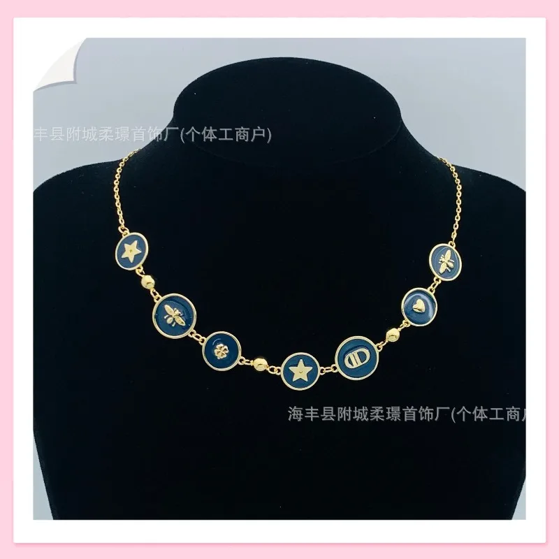 

Новые весенние серьги из розовой смолы с жемчугом и английскими буквами, модный премиум-комплект