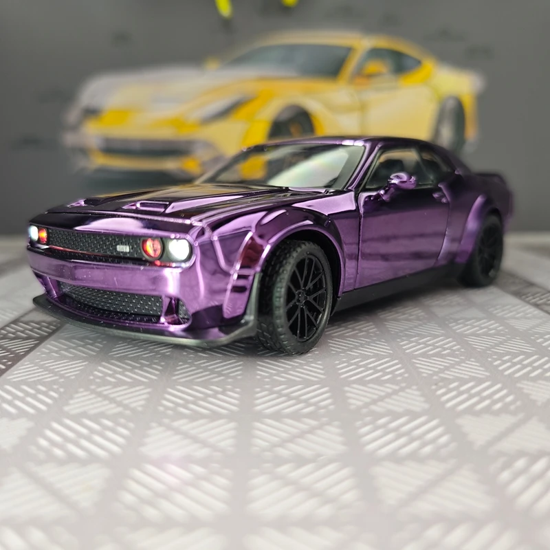 1: 32 simulation Dodge Hellcat alloy car model, doors and engine hood, trunk can be opened has sound and lighting functions