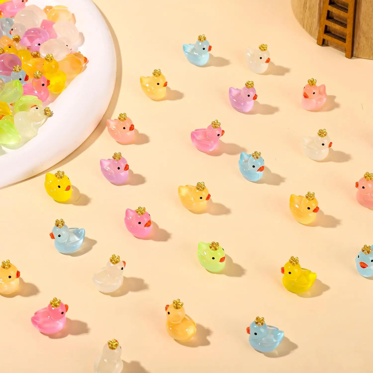 20 piezas Mini patos de resina que brillan en la oscuridad, Color aleatorio luminoso, pato pequeño con figuras de corona, manualidades DIY para jardín de hadas Micro