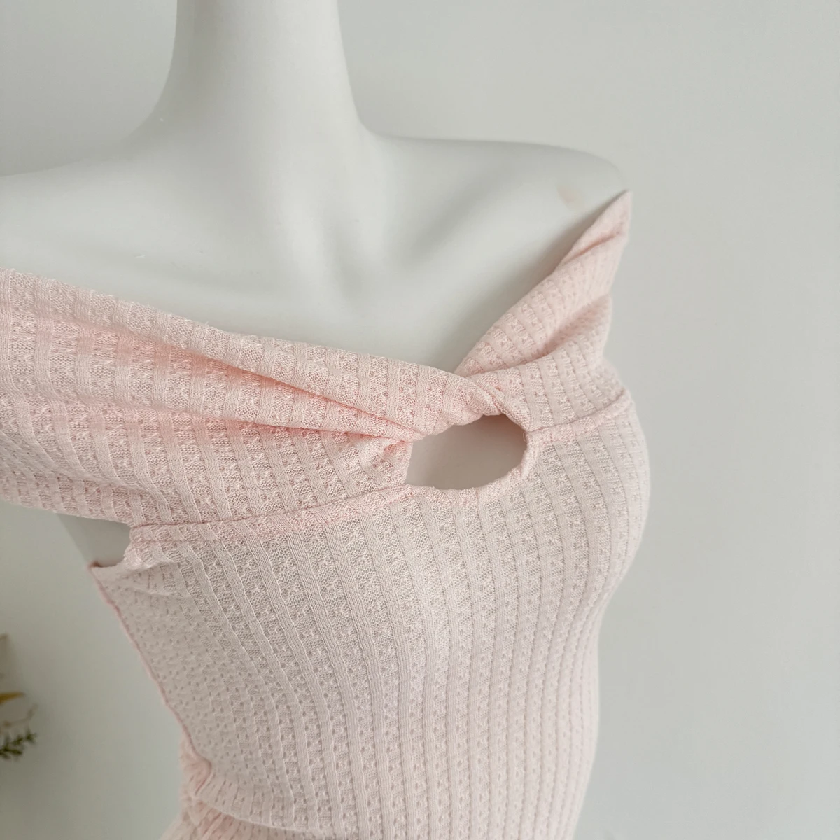 Fangxin Girl Shoulder Bared Knot Design T-Shirt Women's Short Fit Summer New Style Top Fashion Casual Wear