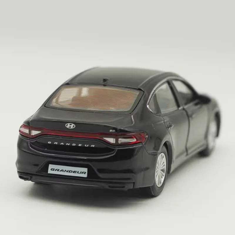 Bulk Diecast 1: 38 Schaal Grandeur 2018 Legering Trek Auto Model Afgewerkt Simulatie Volwassen Collectie Decoratie Jongen Gift Display