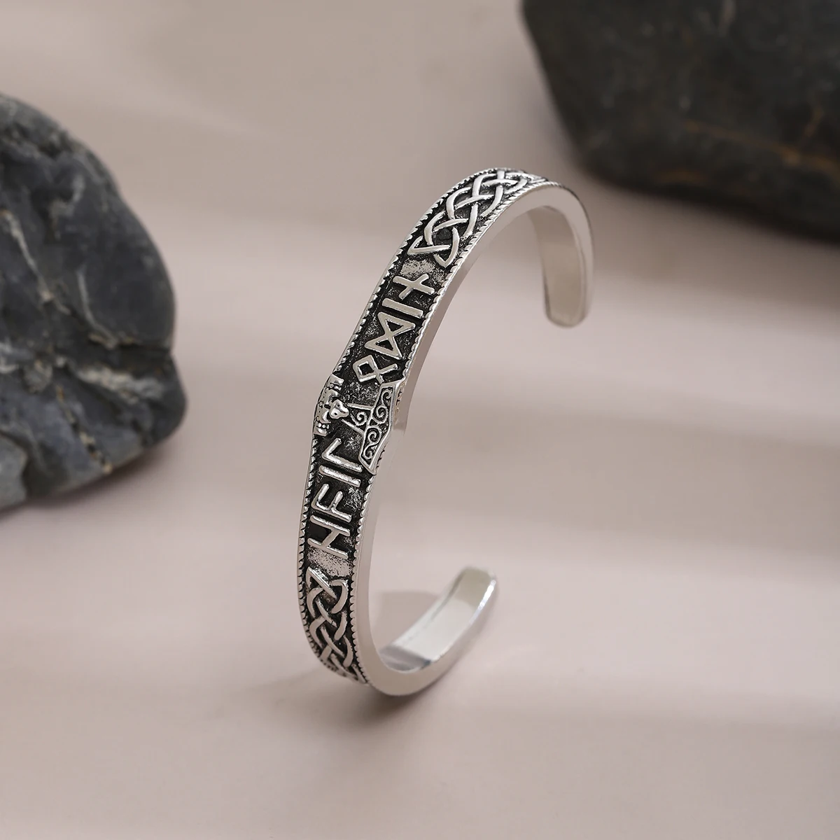 فايكنغ ريترو سلتيك عقدة رون المطرقة سوار الموضة العصرية الرجال سوار مفتوح شخصية الهيب هوب المرأة سوار النمط النرويجي اكسسوارات مجوهرات الحفلات عيد الأب هدية عيد ميلاد