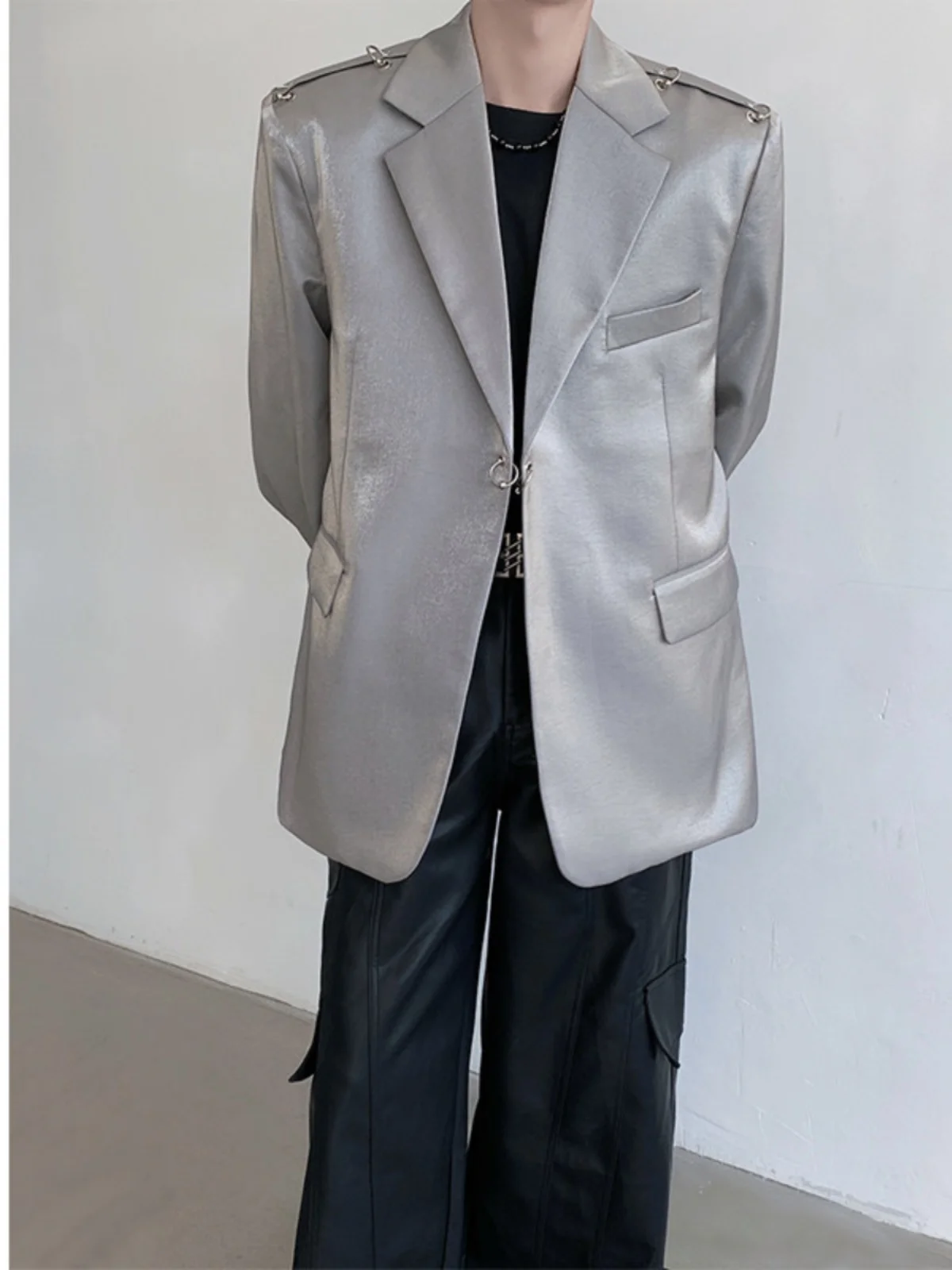 

Костюм премиум-класса с металлическими заклепками и декоративными подушечками, мужской костюм свободного кроя, корейский повседневный однобортный костюм с длинными светами