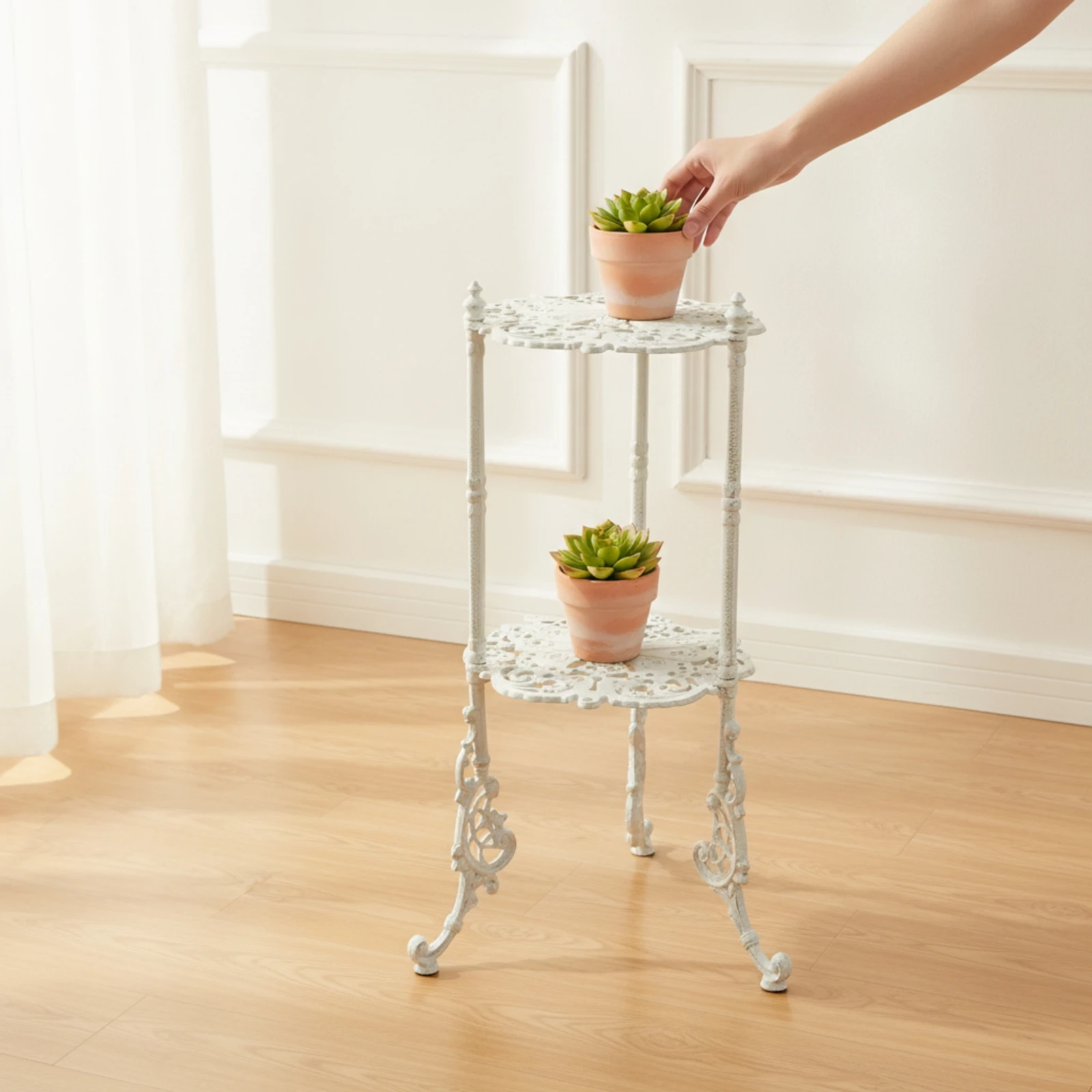 support-de-plantes-en-metal-orne-avec-details-en-forme-de-rouleau-support-de-plantes-decoratif-en-metal-avec-etageres-ajourees-durable-et-peu-encombrant