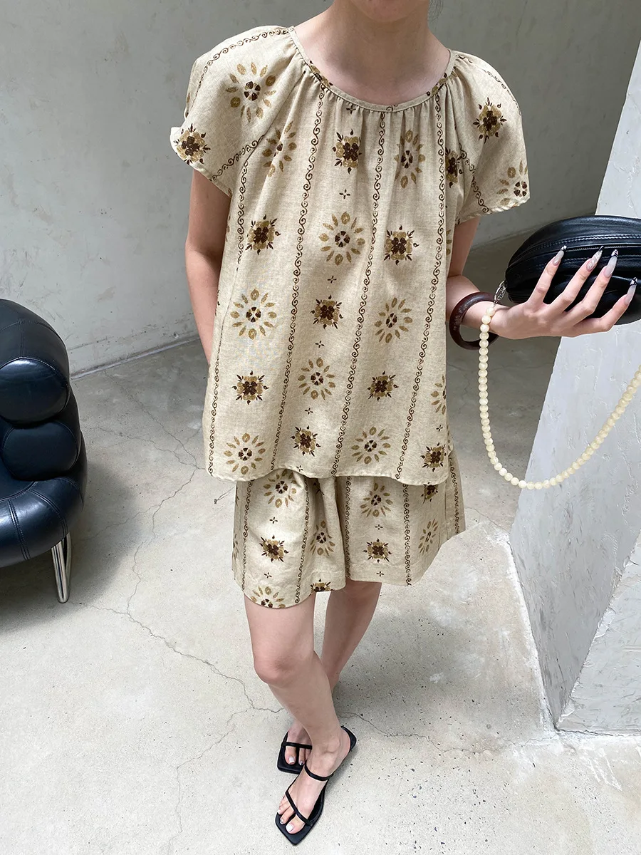 Sommerliches Damen-Set im Retro-Stil mit bedrucktem Rundhals-Kurzarmshirt und lässigen Shorts – Detail 9